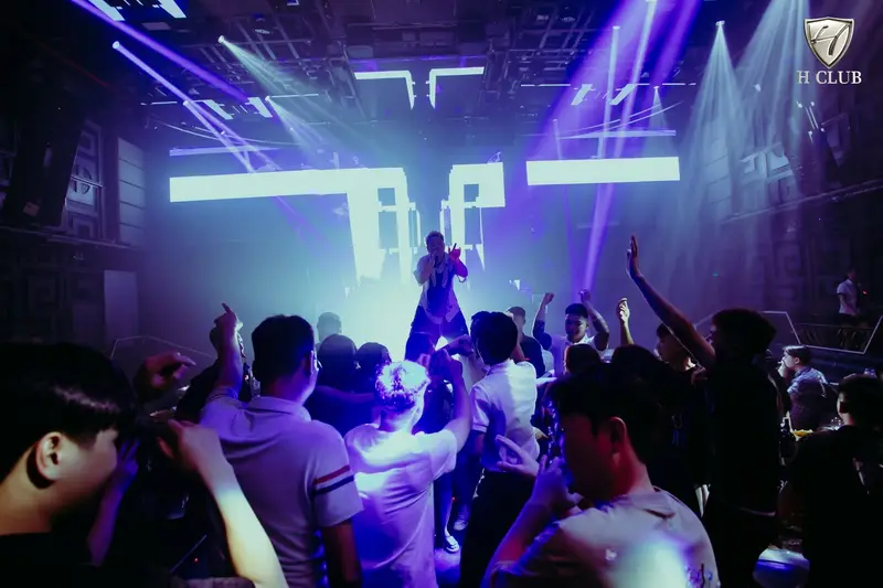 Màn LED trắng và sàn nhảy trung tâm tại H Club Hạ Long