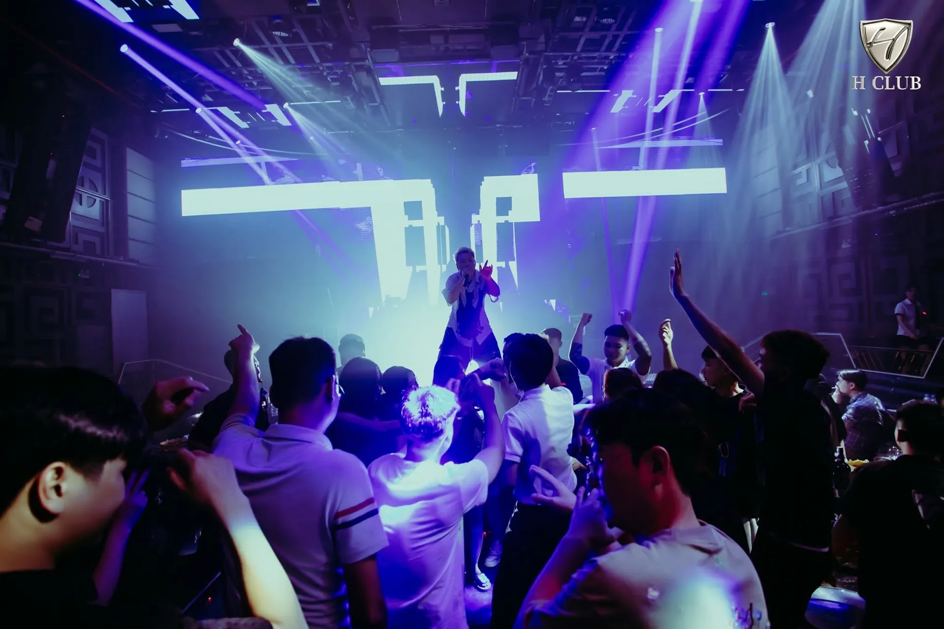 Màn LED trắng và sàn nhảy trung tâm tại H Club Hạ Long
